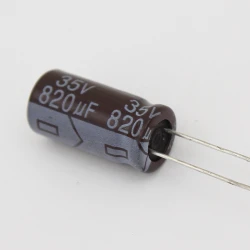 820/35 V Kondansatör